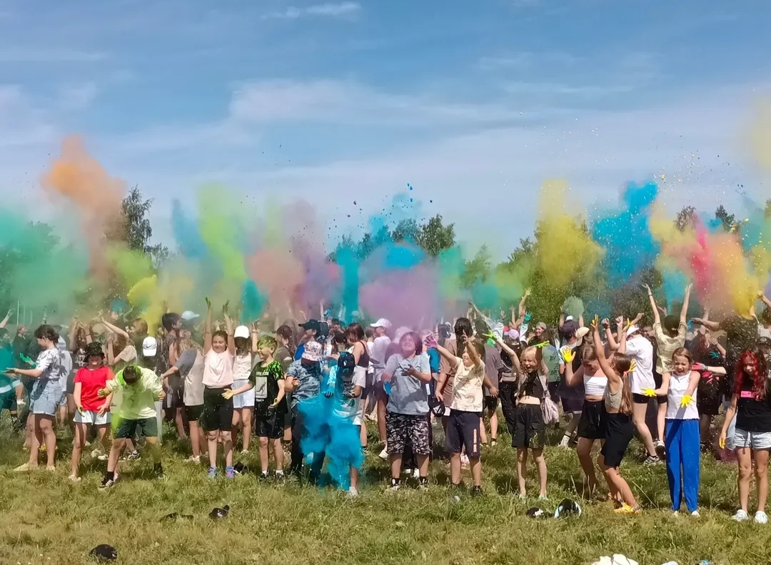 Яркий праздник красок в лагере Достык